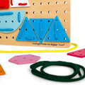 Bigjigs Toys Drevená šnurovacia hra Geometrické tvary, 3, hry pre deti