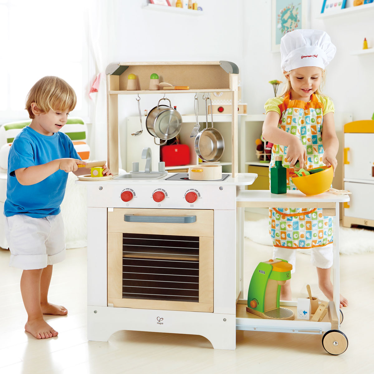 HAPE drevená detská kuchynka na kolieskach
