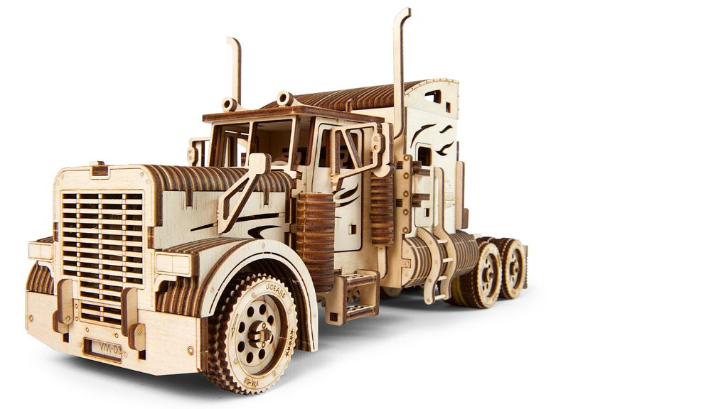 E-shop Ugears 3D mechanické puzzle - Ťahač Heavy Boy 541 ks