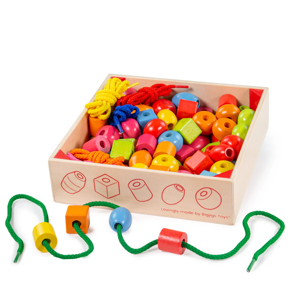 Bigjigs Toys Drevené navliekacie koráliky v prepravke