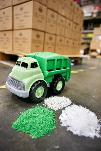 Hračky vyrobené z recyklovaných fliaš na mlieko