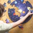 Bigjigs Toys Okrúhle podlahové puzzle Slnečná sústava 50 ks, 2 hračky pre deti