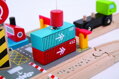Hračka Bigjigs Rail Drevené vláčiky - Kontajnerové prekladisko, 11780