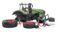 Bruder detský traktor Fendt 1050 Vario + mechanik s náradím