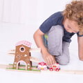 Bigjigs Rail Drevené vláčiky - Dom zo stromu s dráhou Víly, 3, hračky pre deti