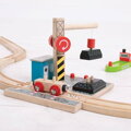 Hračka Bigjigs Rail Drevené vláčiky - Uhoľný prístav so žeriavom, 11135