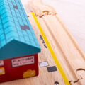 Hračka Bigjigs Rail Drevené autodráhy - Stanica nad cestou, 9884