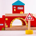 Hračka Bigjigs Rail Drevené autodráhy - Stanica nad cestou, 10797