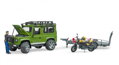 Bruder 2589 Land Rover Defender s vlekom, motorkou a vodičom, 3 hračky pre deti