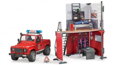 Bruder 62701 Bworld požiarna stanice a hasičský Land Rover s hasičom, 3 hračky pre deti