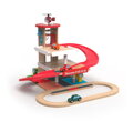 2Kids Toys Drevená garáž s vláčikodráhou