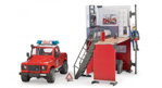 Bruder 62701 Bworld požiarna stanice a hasičský Land Rover s hasičom, 4 hračky pre deti