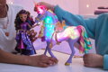 UNICORN ACADEMY SVETELNÝ JEDNOROŽEC WILDSTAR S BÁBIKOU SOPHIA 24 CM