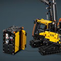 Nákladné auto Volvo FMX a elektrický bager EC230