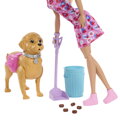 Barbie bábika so psíkom na prechádzke