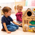 2Kids Toys Activity board Domček šedý - poškodený obal