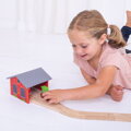 Bigjigs Rail Drevené vláčiky - Tehlové depo pre dva vláčiky